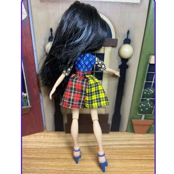 Vintage Bratz Jade Doll 2015 Green Eyes Long Black Hair 10" - Picture 8 of 9